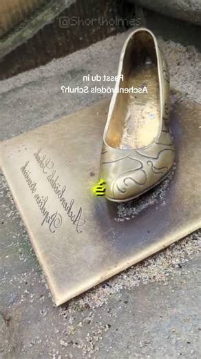 The legend behind this tiny shoe 😨 #curiosities