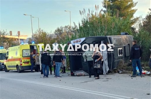 Ανατροπή λεωφορείου στο Βελεστίνο: Στο νοσοκομείο 10 τραυματίες - Δείτε φωτογραφίες | Το Κουτί της Πανδώρας