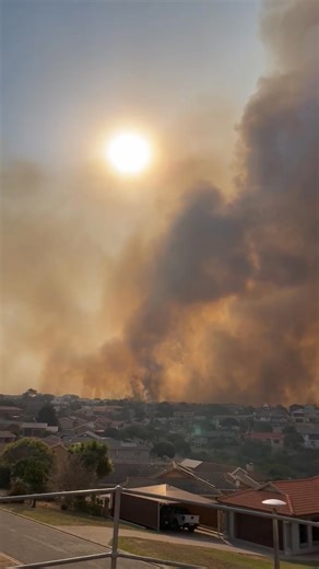 MOSSEL BAY FIRES - journalist, Gabriella Siebritz took this video standing from a house in Hartenbos Heuwels at 17:20. Follow our news team for the latest updates on the fire. | Mossel Bay Advertiser