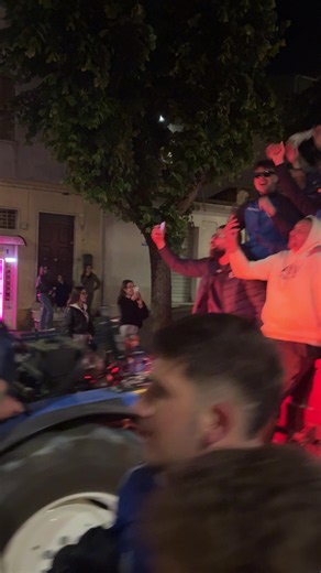 🚜🏆 La squadra arriva in piazza. Il paese si ferma. La festa comincia. Tra cori, bandiere e fumogeni, l’F.C. Barile attraversa le strade portando con sé un’intera comunità che ha sognato, lottato e vinto insieme. Non è solo una promozione. È storia scritta davanti alla nostra gente. 🤍💙 #FCBarile #Promozione #Campioni #Playoff #CalcioItaliano