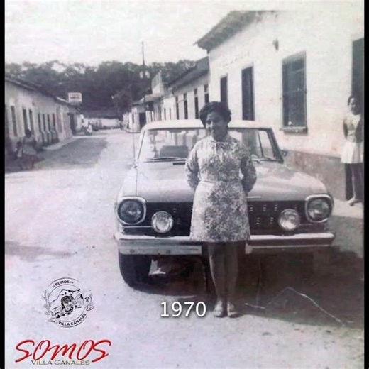 CUANDO UNA CALLE CONTABA HISTORIAS 🤍🕰️ 📍 1a. avenida “A” y 8a. calle 🕰️ Años 60’s – 70’s | Diciembre 2025 Allá por los años 60 y 70, esta calle de Villa Canales era mucho más que un lugar de paso. Era comercio, encuentro y vida cotidiana. En la fotografía aparece doña María Adela Muñoz Avendaño, viuda de Rosales ( ), de pie, frente a un vehículo, en un punto que a inicios del siglo XX fue conocido como el Centro de Comercio o la recordada “Calle de los Chinos”. También se observa a otra muje