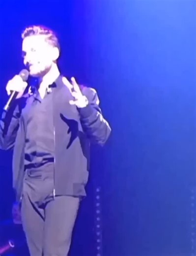 Maria from Argentina 🇦🇷/ TikTok: @gianginoble_grandeamore on Instagram: "Lo canta tan lindo, como si hubiera crecido escuchando Boosa Nova 😊😍 La canción ‘Garota de Ipanema’, compuesta por Antônio Carlos Jobim y con letra de Vinicius de Moraes, es un clásico de la música brasileña y un emblema del estilo bossa nova. La melodía suave y el ritmo pausado son el telón de fondo perfecto para una letra que captura la esencia de la belleza efímera y la melancolía del amor no correspondido. La ‘Garot