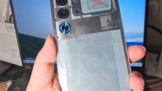 红魔10sPro 确实是为游戏而生，纯平的后盖，自带主动散热风扇，除了串流玩PC游戏，还能直接在手机