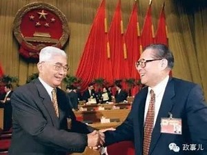 【珍贵画面】江泽民在中南海内部同荣毅仁和胡锦涛谈笑风生送别时候留下的珍贵画面，大家有说有笑，其乐融融的 #曾庆红 #朱镕基