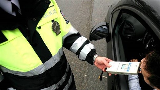 Řidič Superbu uvízl v síti. V Bedihošti nadýchal a přišel o řidičák