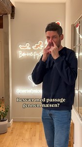 Har du svært ved at få luft gennem næsen? Så prøv det her.. Træk vejret roligt ind og ud gennem næsen. Efter en normal udånding holder du vejret, holder for næsen og nikker let med hovedet, indtil du mærker moderat lufttrang. Slip, og træk vejret roligt igen i cirka ét minut. Gentag 3–5 gange. Pointen er ikke at presse dig selv, men at arbejde roligt og kontrolleret. Forklaringen er egentlig ret enkel: Når du trækker vejret gennem næsen, producerer næsehulen nitrogenoxid (NO). Det er et stof, so