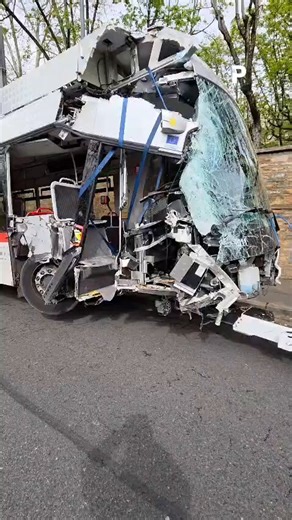 🔴🎥L'état du bus après un #accident qui a fait un blessé grave à la Croix-Rousse ce samedi matin. ➡️ https://t.co/IIvUCNXixl