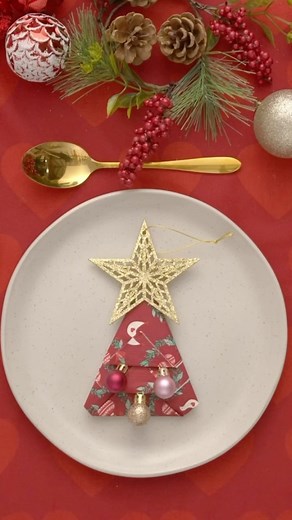 🍽️✨ Eleva a tua experiência gastronómica com este truque fácil para decorar guardanapos! Assiste e aprende enquanto transformamos guardanapos comuns em arte de mesa festiva. Perfeito para o teu próximo jantar ou reunião de férias. 🎅🎁✨ Vais tentar?✨ #FlyingTigerCopenhagen #FlyingTigerPT #diy #natal #christmas #xmastable #mesadenatal #mesadenatal | Flying Tiger Copenhagen