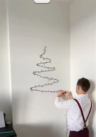 Try this easy wall tree made only with lights