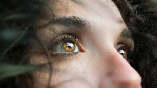 Changer la couleur de ses yeux: l’Académie de médecine alerte sur une pratique “dangereuse”