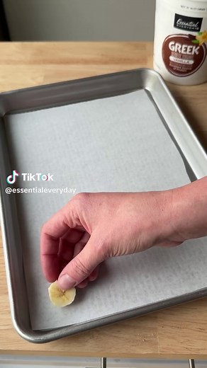 Chocolate Banana Froyo Clusters 😍🍌🍫 This is such an easy 3-ingredient treat to keep on hand this summer! You just need a few bananas, Essential Everyday Greek nonfat vanilla yogurt & semisweet chocolate! Peanuts are optional for topping. Here’s how to make them: Arrange a few sliced bananas on a sheet pan in several small clusters. Top with a spoonful of Essential Everyday Greek nonfat vanilla yogurt. Freeze for 1-2 hours, until frozen solid. Just before removing from the freezer, melt 1 cup 