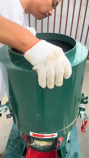 317K views · 3.9K reactions | Maximize your farm’s feed production with our efficient feed pellet mill. Durable, energy-saving, and long-lasting. Whatsapp: wa.me/+8615966681218 #feedpelletmill #animalfeedpelletmachine #feedpelletmakingmachine #pelletfeedmillforsale #feedmillmachine #feedpelletizer | Pellet Machine Manufacturer | Facebook