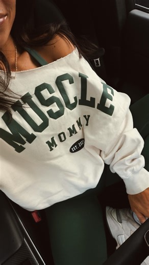 JORRYFITT on Instagram: "Happy Vlogmas 💗 Waking up every morning using my @gochirp decompression contour massage table. I get so many questions on their products and it was 100% recommend every single one!! I use this daily for at least 5 to 10 minutes! I’m also grateful to be able to move my body! Not every day do I get to do both the past and the lift but stronger in 30 has saved my butt!!! ( found in my app) but here’s the details for you to give it a try!! Warmup 2,4,6,8,10 Pull ups 3x12 Si