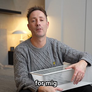 Rodede skabe gør hverdagen mere besværlig. Man skal flytte ting for at finde det, man leder efter, og pladsen bliver sjældent udnyttet optimalt. Med trådkurve får du en praktisk og stilren opbevaringsløsning, der skaber overblik og gør dine skabe langt mere funktionelle. Hvorfor vælge trådkurve? ✔ Fuld udnyttelse af pladsen – Få nem adgang til hele skabet, også det bagerste. ✔ Mere orden, mindre rod – Alt har sin plads, og du kan hurtigt finde det, du mangler. ✔ Luftigt og rengøringsvenligt desi