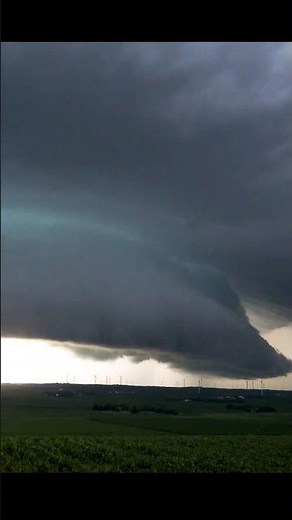 Scary supercell storm passing overhead!