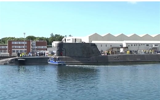 【皇家海军】转自油管：英机敏级核动力三号舰机警号（HMS Artful）驶离船务开始海试