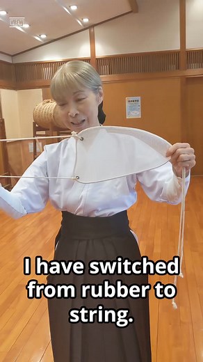 🌟Learn How to Wear a Kyudo Chest Protector!🌟 In this video, we explain in detail how to properly wear a chest protector (Muneate) used in Kyudo. The steps are clearly explained with subtitles, making it easy for beginners to understand and follow. Master the basics of Kyudo and practice comfortably with our support! 📌 Key Points: The role and importance of a chest protector Correct positioning and fastening of the chest protector Tips for comfortable wear 📋 Video Overview: Preparation: How t