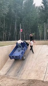 1.9M views · 10K reactions | heavy-duty tricycle Xiaohei. Heavy-duty tricycle anti-slip #electrictricycle #reelsviralfb #viralreelsfacebook #viralreelschallenge #reelkarofeelkaro #reelsfacebook #reelschallenge #viralvideochallenge #viralchallenge | incident news | Facebook