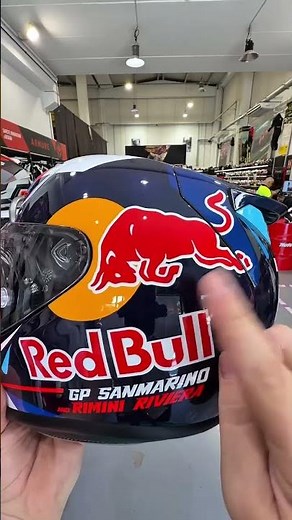 Solo con el logo de RedBull este casco HJC es especial