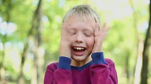 Cheerful Kid Making Funny Faces While: vídeo stock (100% livre de direitos) 15969034 | Shutterstock