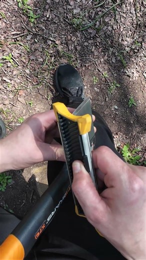 This Axe Sharpening Method Is Almost Too Satisfying 🪓🌲
