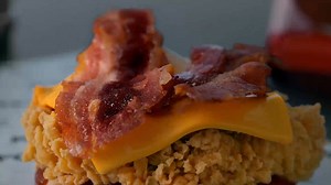 ¡DETENGAN TODO! 🚨 Llegó el nuevo Crispy BBQ Sandwich a KFC. 🍔 ¿Puedes resistirte a esta combinación? Crujiente pollo 100% pechuga, salsa BBQ, queso cheddar, bacon y cebollas crispy en un solo bocado. 🤤 ¡Corre por el tuyo! | KFC