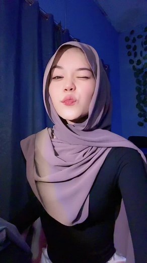Deraanjela: Cantik dan Joget dengan Kacamata