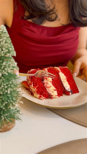 Casa Brig | Confeitaria on Instagram: "A fatia PERFEITA para o seu brig momento ✨ Com certeza é a Red Velvet!! Feita com bolo vermelho de baunilha e chocolate com recheio mousse de cream cheese e geleia de frutas vermelhas 😋 Vem experimentar essa delícia na nossa casinha ou faz o seu pedido pelo iFood ✅ 🌲E pra levar essa e outras delícias em tamanho família pra sua ceia de Natal, já chama no WhatsApp pelo link na Bio! 📍Av. Santo Antônio, n°261, Capuchinhos. ⏰Todos os dias das 13h às 19h. #Cas