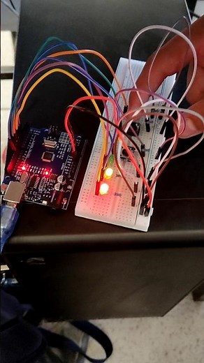 Práctica de encender 3 LEDS con 3 botones en Arduino 🔘🚦 #arduino