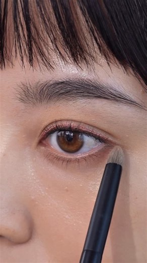 RMK official on Instagram: "パールのきらめきを心地よくまとう、RMKのホリデーメイク。 RMK HOLIDAY COLLECTION 2025 Breeze Bliss Escape ＜使用アイテム＞ RMK アイディファイニング ペンシル EX-06 RMK ブリーズ ブリス エスケープ アイズ ＆ ブラッシュ パレット RMK フェザー ウィスプ マスカラ 02 RMK ベルベットシーン リップカラー EX-04 RMK アイシャドウブラシ B/G RMK フェイスパウダーブラシ #RMK #クリスマスコスメ"