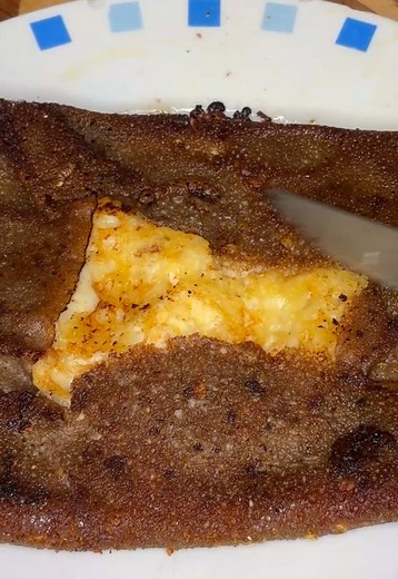 Recette traditionnelle bretonne de crêpe salée au beurre, jambon et œuf