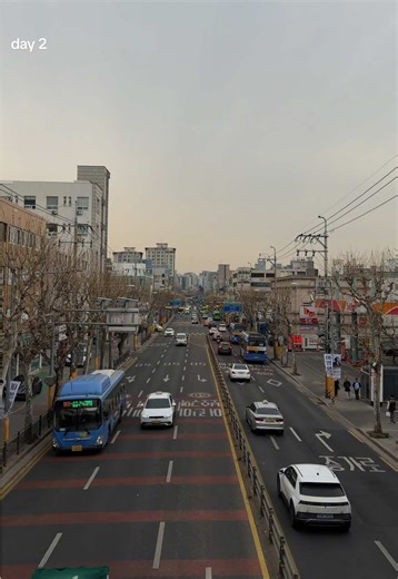 sveiki visi, visu pirma esu labai dėkinga už tokį susidomėjimą mano praeitu video ir su tuom pristatau jums savo antrą dieną Seule:) iš karto noriu atsiprašyti už ne visai taisyklingą savo lietuvių kalbą, taip pat atsiprašau, kad vartoju nemažai angliškų žodžių 😭 Ši diena buvo labai intensyvi, nes vienu metu patyriau tiek daug naujų dalykų, bet tikiuosi, kad video neprailgs ir bus įdomu žiūrėti :) Taip pat visus klausimus mačiau ir atsakiau komentaruose, jei turite daugiau klausimų tai galite k