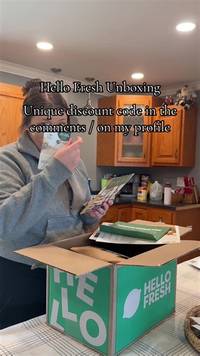 Come Unbox my hello Fresh with me. I’ve been loving the new expanded HelloFresh menu: bigger portions and 100 weekly recipes. Try FREE meals with my personal discount 🥘 >> https://www.hellofresh.com/freebox/MzU1NTE2MzgzLTEtMC0xNi1VUw Now if @HelloFresh US wanted to collab I wouldn’t be upset #unboxingvideo #hellofresh #CapCut #weeknightdinner
