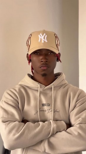 Amilton Machell on Instagram: "Easy tutorial on how to curve the brim✨ #Tutorial Cap - @machellcloset 🇲🇿📍 ##hack #cap #newera #ootd #brim #curve #howto"