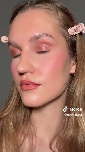 the easiest eye look ever! using @iconic.london's Glaze crayons #iconicglazecraze #iconiclondon #sephora @sephora #musthaves #ad