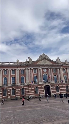Ciel gris et touristes sur la place du Capitole. #toulouse #midipyrenees #ville #occatine .