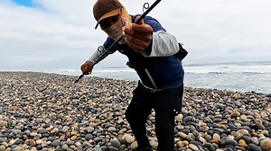 ¿Alguna vez te has preguntado cómo armar correctamente una caña de pesca? Este tutorial te ofrece una guía completa y detallada que cubre todos los aspectos, desde la conexión de una caña de dos tramos hasta el montaje del carrete, el paso del sedal por las anillas de la caña, la colocación del líder o shock leader y, finalmente, la fijación del señuelo con un snap. Este video paso a paso te proporcionará las habilidades esenciales para preparar tu caña de pesca de manera efectiva, lo que es fun