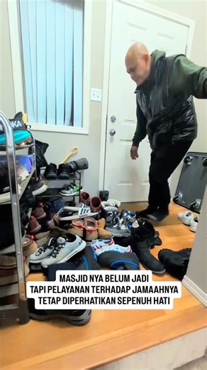 Dinar Pspt on Instagram: "Masjid Al Ikhlas Centre belum sepenuhnya selesai. Untuk sementara, kami masih menumpang di rumah salah satu jamaah. Namun keterbatasan tempat tidak pernah membatasi keikhlasan. Saat jamaah tiba, bang @fuaddihanafi merapikan sepatu jamaah. Meski sederhana, ia ingin setiap jamaah merasa nyaman sebelum menghadap Allah. Masjid boleh belum berdiri, tempat boleh menumpang, tapi pelayanan dan keikhlasan tetap dirapikan sepenuh hati #pembangunanmasjid #renovasi #masjidedmontonk