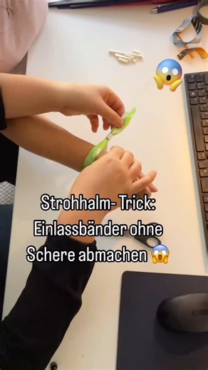 Susanne Müller von Twist4 on Instagram: "Keine Schere? Kein Problem! Hier ist der Trick, um dein Einlassband ohne Schere abzumachen! 😱🎉 Probiere es selbst aus und teile es mit deinen Freunden! #pov #hack #einlassbänder #festivalseason #festivalbändchen #festivalhack #tipps #tippsandtricks"