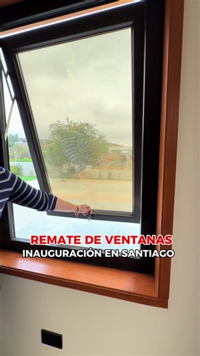 Las ventanas de PVC con termopanel en Chile ofrecen beneficios como aislamiento térmico y acústico, ahorro energético, mayor seguridad, menor condensación y durabilidad con bajo mantenimiento. Estos beneficios las convierten en una opción popular para mejorar el confort y la eficiencia de los hogares. Beneficios clave Aislamiento térmico y ahorro energético: La cámara de aire entre los vidrios reduce la pérdida de calor en invierno y la ganancia de calor en verano, disminuyendo la necesidad de c