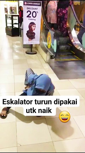 Siapa yg pernah kayak gini??? Aku salah satunya karena malas Keliling mau nyari eskalator utk naik Terpks pakai eskalator turun alhasil betis gak karuan sakitny krena tangga² yg mau dilaalui gak habis².whakaka. #hiburan #jangkauanluas #kontenlucu #vidiokocak #fyp | Evy Sihombing