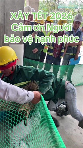 XÂY TẾT 2026 “Cảm ơn người bảo vệ hạnh phúc” Giữa nơi làm việc thân quen mỗi ngày, Trạm An Toàn được dựng lên với những trò chơi dân gian giản dị mang đến tiếng cười, niềm vui và sự gắn kết. Thật vui, thật hạnh phúc khi được cùng Anh Chị Em người lao động vui chơi bên nhau, sẻ chia những khoảnh khắc ấm áp trước thềm năm mới. #antoan #safety #safetyfirst #she #esg