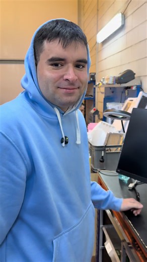 🖥️✨ MONITORES PHILIPS DE 24” ✨🖥️ Pantalla grande, cómoda y… ¡también en vertical! 😱 Sí, estos monitores Philips de 24 pulgadas no solo se ven de lujo, sino que además puedes ponerlos en vertical, ideal para: 💬 Chats y atención al cliente 📄 Documentos largos 📊 Excel infinito sin hacer scroll cada segundo 👨‍💻 Programación o multitarea El tamaño perfecto para trabajar cómodo todo el día sin dejarte la vista… y sin gastar una fortuna en un monitor nuevo. Si tienes uno de nuestros ordenadores