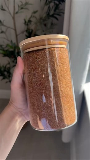 Rachaell Rampini on Instagram: "I stopped buying packets and spent $8 in spices to make this bulk taco seasoning instead. It can be made mild (toddler friendly), no fillers, and extremely customizable💃🏼🌮 3 tbsps = 1 standard taco packet which seasonings 2 lbs beef This jar = ~16 servings (2 lbs beef each) * how many servings you get will vary if you use more or less seasoning Savings: DIY ≈ $8 Packets ≈ $30+ Ingredients (1 jar each): Chili powder, paprika, cumin, garlic powder, onion powder, 