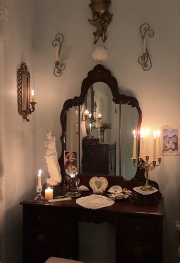 Vintage Bedroom Inspiration for Glamorous Decor