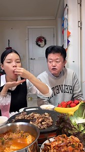 Chuẩn bị về Tết sắm đồ cho em gái ăn cơm thịt nướng mực xào cay canh kim chi cá ngừ #ThiThuThaoVlog | Thị Thu Thảo vlog