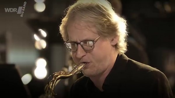 When Neal Hefti was about to record "Repetition" in 1947, Charlie Parker happened to walk into the studio and was inpromtu added to the track, adding a different flavor. In this arrangement by Jörg Achim Keller, Parker's solo has been voiced on the entire sax section instead. Recorded live in "WDR Big Band Jazz Club" as a part of our Neal Hefty tribut from last year, conducted by Jörg Achim Keller. ------------------ Als Neal Hefti 1947 "Repetition" aufnehmen wollte, betrat Charlie Parker zufäll