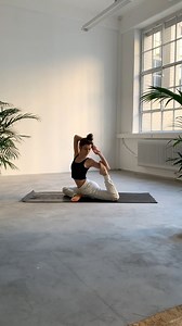 I am rooted, but I flow. 🕊 Passend zum letzten Tutorial, habe ich euch natürlich auch einen kleinen fetzigen Yoga Flow mit integrierter Mermaid Pose mitgebracht ;) Ich lieb ja den Übergang von der sitzenden Drehung zum dreibeinigen Hund. . Und wisst ihr was… Perspektivwechsel auf der Matte lassen uns auch im Leben offener werden. #justmytwocents ;) | Mady Morrison - Yoga Lifestyle
