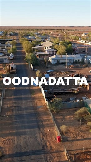 Mark Gresser • Adventure Travel on Instagram: "OODNADATTA in South Australia has proven to be a perfect place to relax after walking 315 kilometres over 12 days from Finke-Aputula in the Northern Territory. This is mostly thanks to the kind people I met there (special thanks to Joe, Niamh, Tristan, Nicole, Nicky, Matt x2, Lee, Chelsea..), who made me feel at home, whether it was hanging out during the day at the Pink Roadhouse, or chatting over home-cooked dinner, or playing night-time volleybal