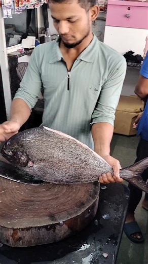 Sandesh sk on Instagram: "Halwa fish cutting #fish #seafood #reels #trending #viralreels #trendingreels #islam"